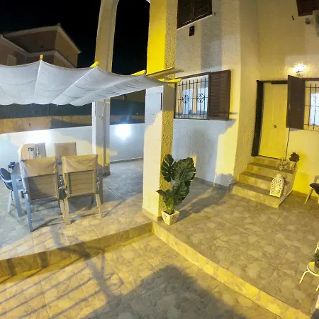 Central Townhouse With Walking Distance To Los Locos