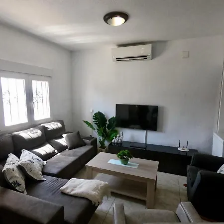 Central Townhouse With Walking Distance To Los Locos *
