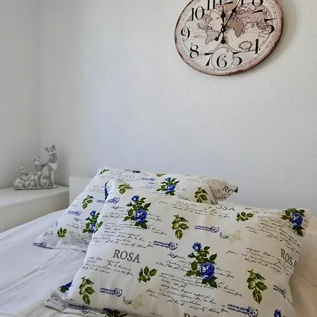 Central Townhouse With Walking Distance To Los Locos Nyaraló *