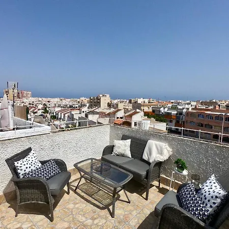Central Townhouse With Walking Distance To Los Locos Torrevieja