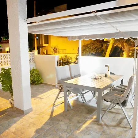 Nyaraló Central Townhouse With Walking Distance To Los Locos *