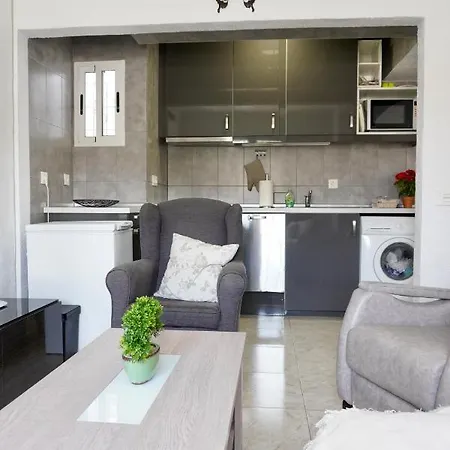 Central Townhouse With Walking Distance To Los Locos