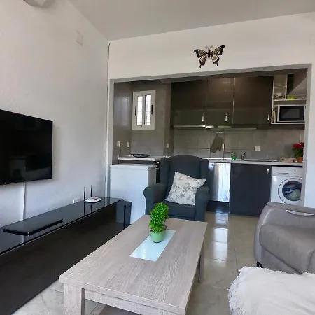 Будинок відпочинку Central Townhouse With Walking Distance To Los Locos Торрев'єха